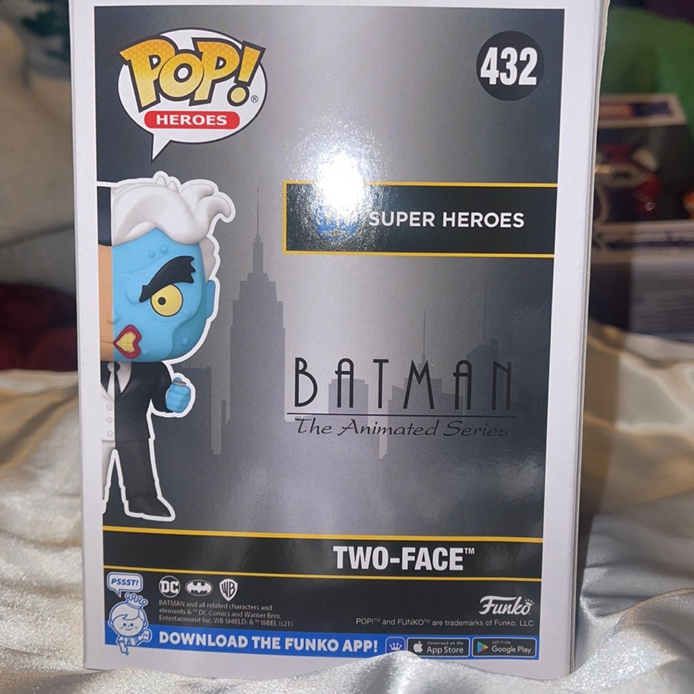 LA Comic Con 2021 Exclusive Two Face DC Funko Pop - Picture 4 of 5